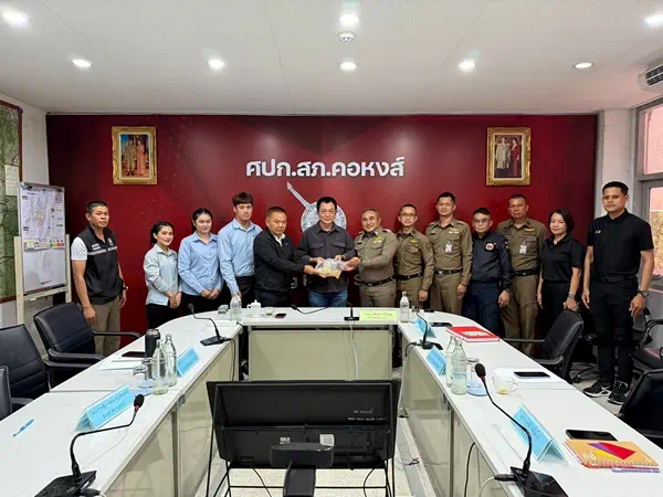 สงขลา-หลังตำรวจจับกุมผู้ก่อเหตุชิงทรัพย์ร้านทองในห้างสรรพสินค้าพื้นที่อำเภอหาดใหญ่ เป็นเยาวชนอายุ 16 ปี วันนี้ฯ รอง ผบก.ฯพร้อมผู้กับคอหงส์ส่งมอบทองคืนเจ้าของ
