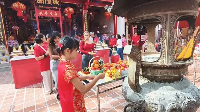 สงขลา-ชาวไทยเชื้อสายจีนในเมืองสงขลา เดินทางนำเครื่องเซ่นไหว้มาไหว้สิ่งศักดิ์สิทธิ์คู่บ้านคู่เมืองสงขลา
