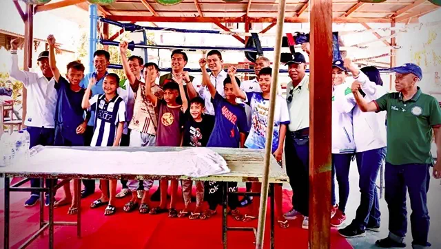 หัวหน้าค่ายมวยศิษย์ผู้พันหมู ให้การต้อนรับ “มังกร ” นายบารมี ขาวทอง ที่ได้ให้เกัยรติมา ร่วมถ่ายรูป