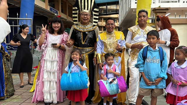 สงขลา-เปิดเทอมวันแรกหาดใหญ่สุดคึกคัก ครูแต่งแฟนซีต้อนรับนักเรียน ลดน้ำตาเด็กอนุบาล
