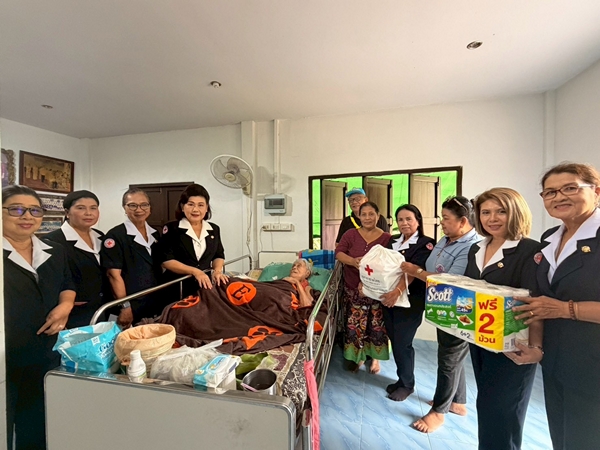 สุราษฎร์ธานี-กิ่งกาชาดเกาะสมุยลงพื้นที่เยี่ยมผู้ป่วยติดเตียง–ผู้สูงอายุ 11 ราย น้อมสำนึกในพระมหากรุณาธิคุณพระบรมราชินี มอบถุงยังชีพ สร้างขวัญกำลังใจแก่กลุ่มเปราะบาง