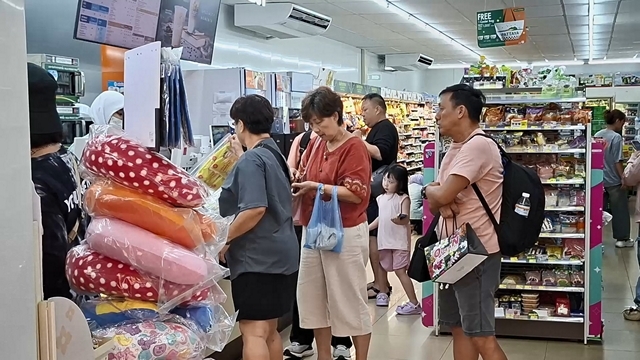 สงขลา-นักท่องเที่ยวมาเลย์ยังคงเดินทางเข้ามาท่องเที่ยวในหาดใหญ่ ผลกระทบน้อย หลังเกิดเหตุคนร้ายวางระเบิดที่ อ.ตากใบ