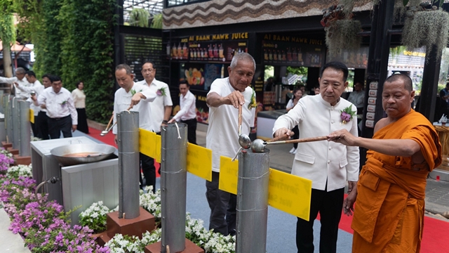 สวนนงนุชพัทยา จัดพิธีหล่อเทียนพรรษา “9 วัด 9 ต้น 9 พลังแห่งความดี” สืบสานพุทธประเพณี ส่งต่อแรงแห่งศรัทธาในพระพุทธศาสนา
