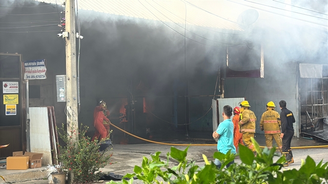 สงขลา-ระทึกไฟไหม้อู่ซ่อมสีรถ ควันดำท่วมเมือง คาดเสียหายไม่ต่ำกว่าล้าน