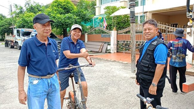 “ปทุมธานี อบจ.เร่งช่วย! ส่งรถดูดโคลนแก้ระบบระบายน้ำหมู่บ้านแหวนยอด 3 ป้องกันน้ำท่วม”