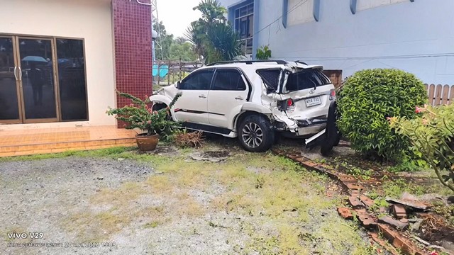 สงขลา-รถมินิบัสพุ่งชนท้ายฟอร์จูนเนอร์ ก่อนอัดตู้ไฟจราจร ด้านฟอร์จูนเนอร์ตกใจเหยียบคันเร่งพุ่งชนเสา