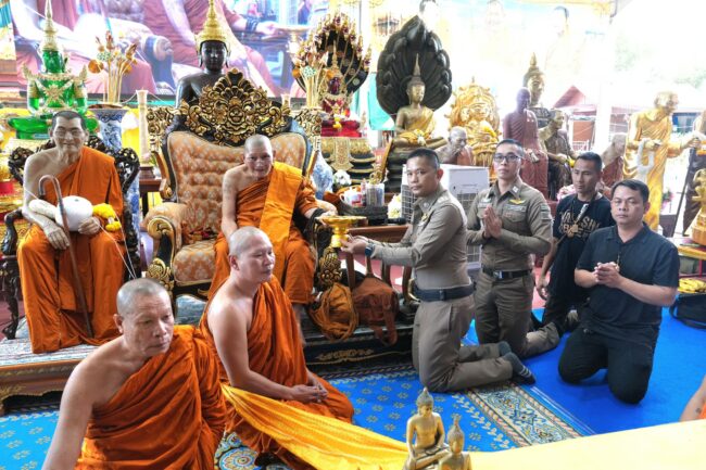 กาฬสินธุ์-“ หลวงปู่ศิลา ” มอบเงินปรับปรุงภูมิทัศน์ สภ.เมืองกาฬสินธุ์ 100,000 บาท
