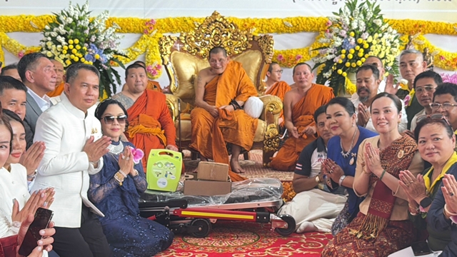 กาฬสินธุ์-ประชาชนหลายหมื่นคนแห่ร่วมบุญใหญ่ “พิธีทำบุญอายุวัฒนมงคล 82 ปี” หลวงปู่ศิลา สิริจนฺโท